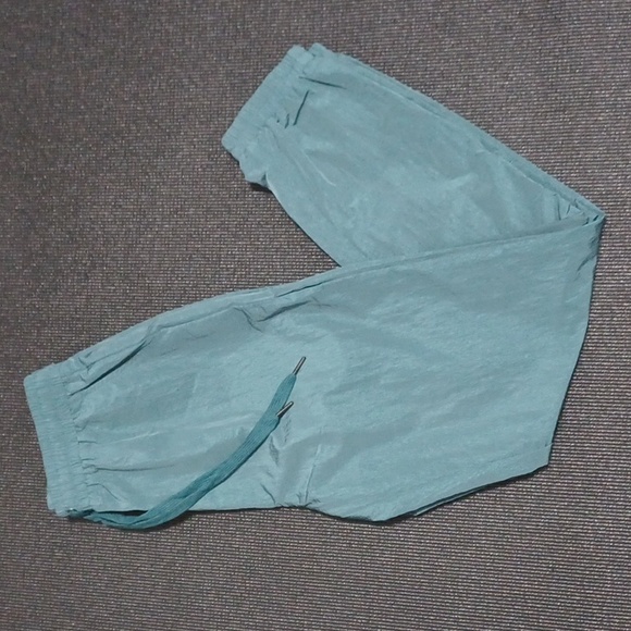 NEW IN jogger pants w/ drawstring & pockets. Parachute feel. Medium. NWT - Picture 14 of 16